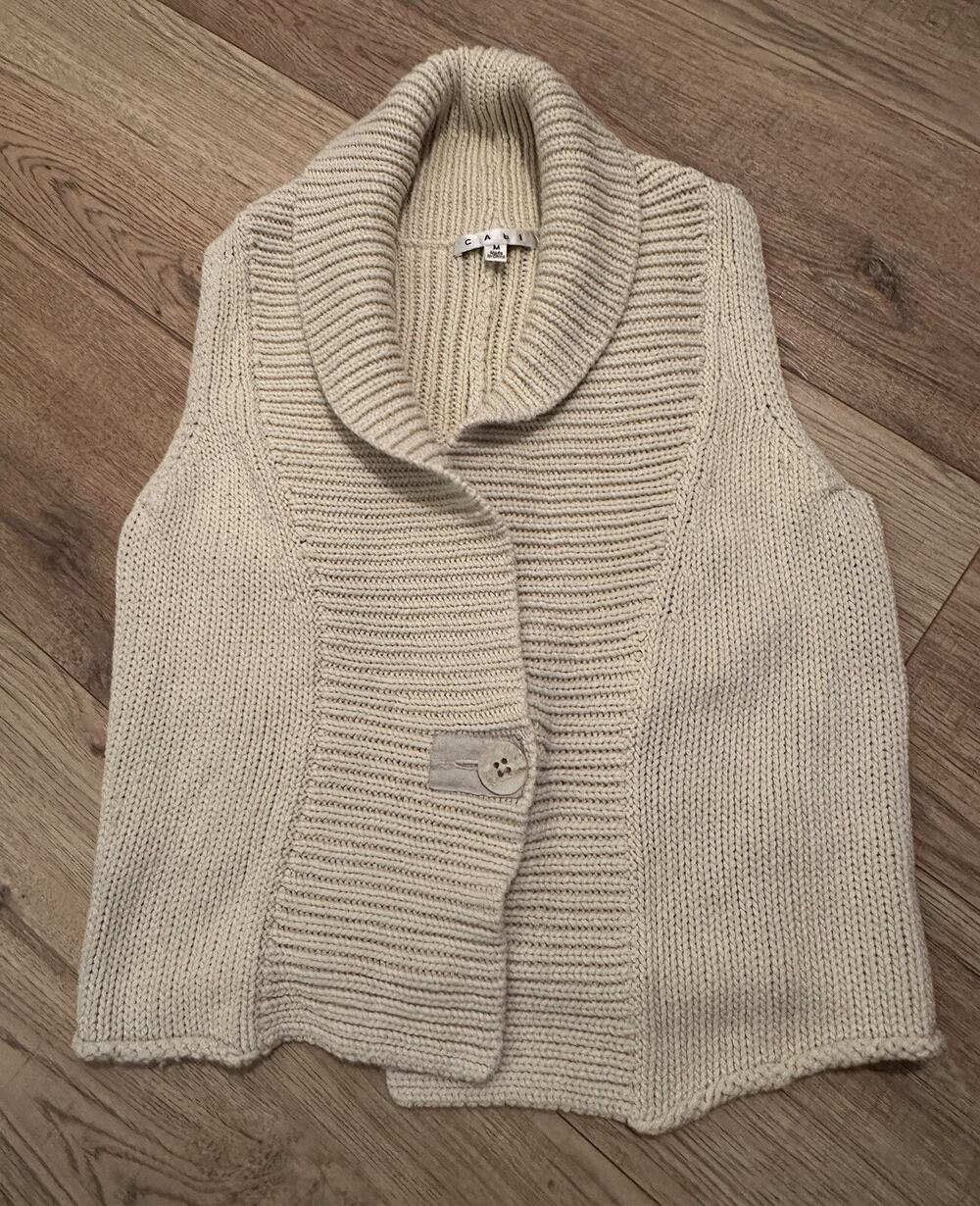 Cabi Sweater Knit Vest Size Medium One Button EuC Beige Oatmeal Preppy